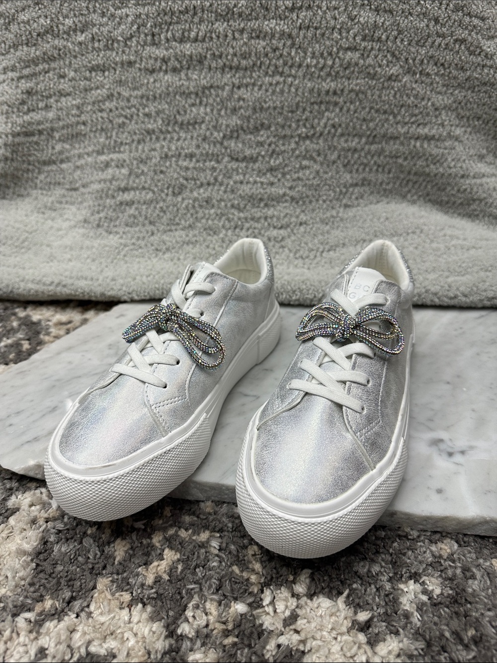 BCBG Girls Silver Metallic Platform Sneakers with Rhinestone Bow Kid’s US sz. 4